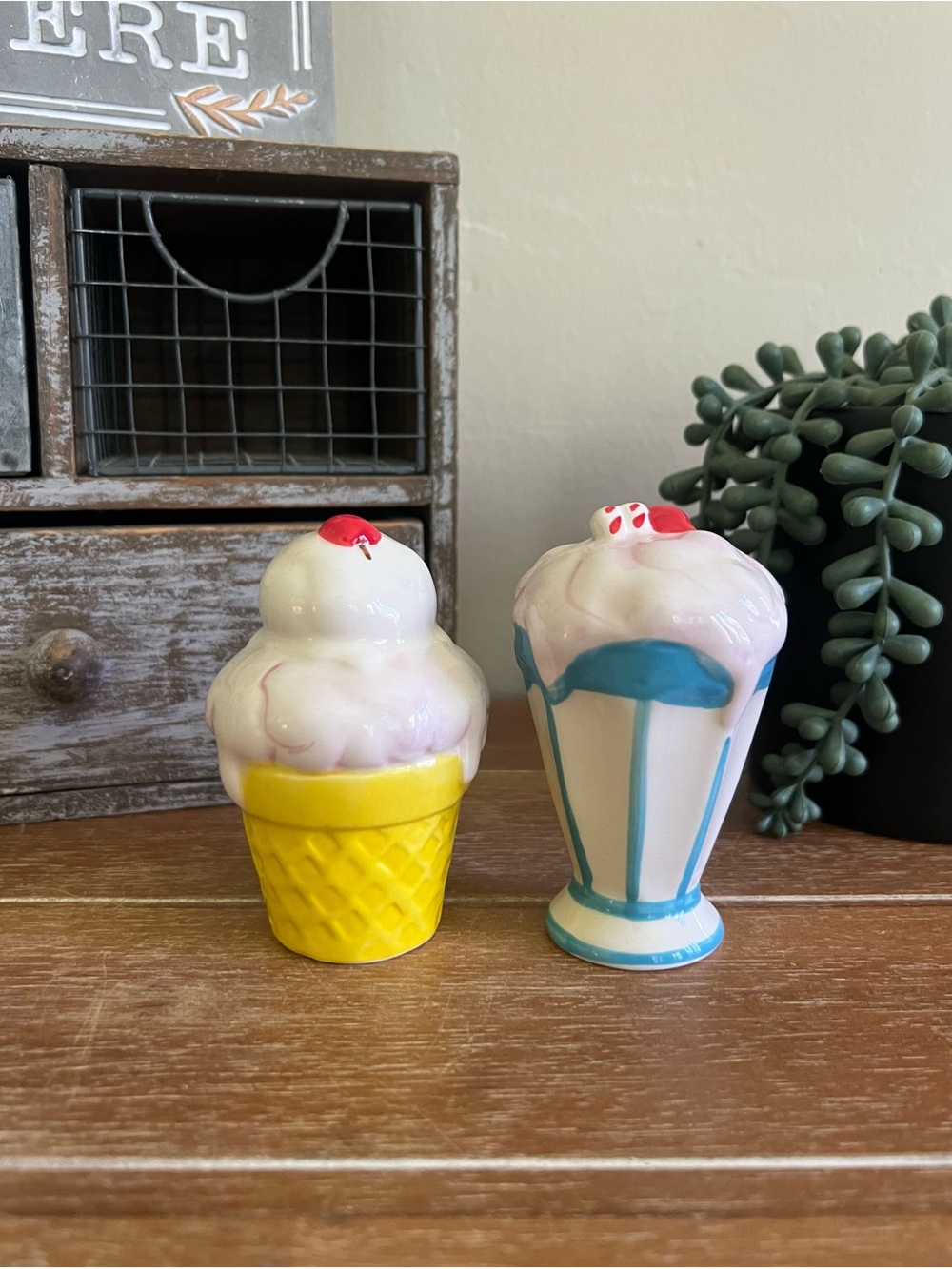 New Ceramic Ice-cream Sundae Salt and Pepper
Shaker Set